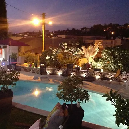 Dom wakacyjny Chalet Independant Avec Piscine Et Jaccusi Proche Centre Ville *